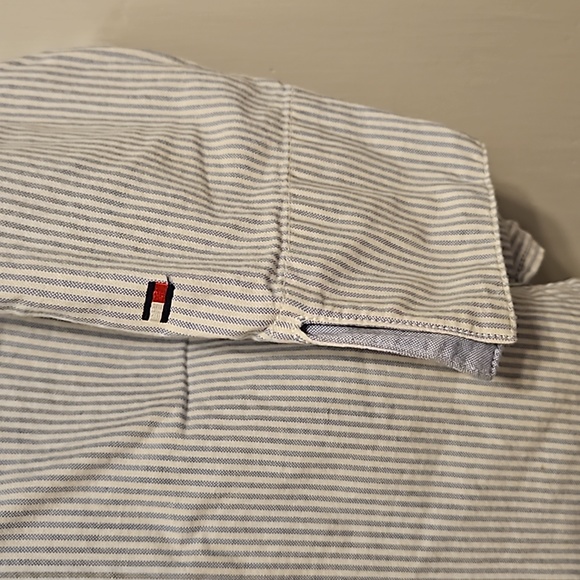 Classic Tommy Hilfiger shirt. Size 8 - Picture 3 of 6